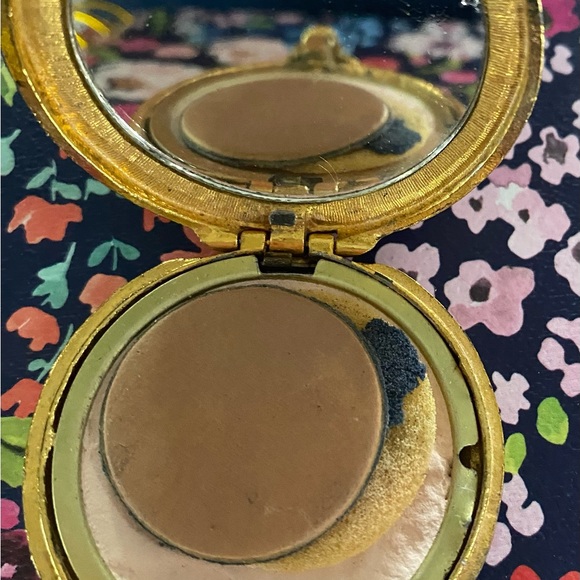 Powder Ivory locket - Picture 2 of 3
